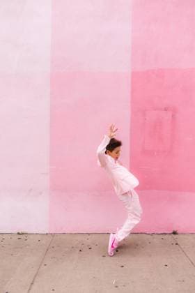 Young boy all pink dancing on the sidewalk in a suit United States, California, San Diego CR_CHDO231210-1298567-01 ,model released, Symbolfoto