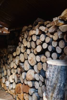 Stacked firewood pile at a cabin in Stanley, Idaho Stanley, Idaho, United States R_AUAU231208-1292159-01