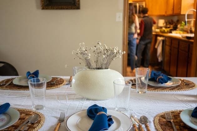 Festive blue and white table setting with a dried floral centerpiece Manhattan, Kansas, United States R_SXFI231208-1301960-01 ,model released, Symbolfoto