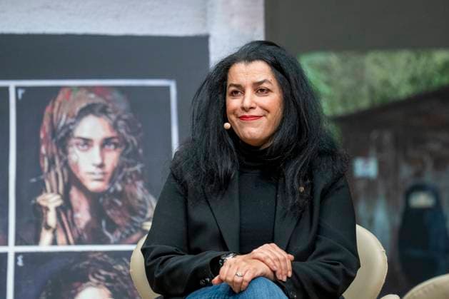 Nobels fredsprisforum Oslo 20231211. Filmregissor Marjane Satrapi under Nobels fredsprisforum i Universitetets aula i Oslo mandag. Nobels fredspris 2023 tildeles iranske Narges Mohammadi for hennes kamp mot undertrykking av kvinner i Iran og kampen for menneskerettigheter og frihet for alle. Fredsprisvinneren sitter fengslet og er representert ved barna Ali og Kiana Rahmani og ektefellen Taghi Rahmani i Oslo. Foto: Fredrik Varfjell NTB Oslo Norge L2VCBEqSdEM EDITORIAL USE ONLY Ref:_BNC_POLL2VCBEqSdEM.jpg  Copyright: xFredrikxVarfjellx xNTBx