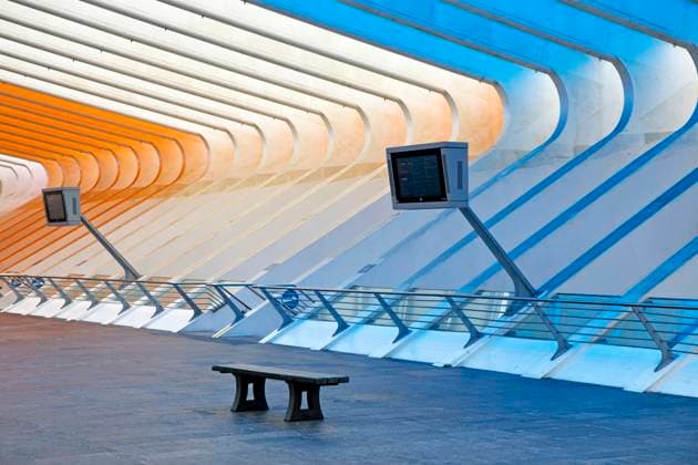 Creative Highlights World B_Liege-Guillemins_30.tif Monitore im Bahnhof Liège-Guillemins, Architekt Santiago Calatrava mit der Installation von Daniel Buren Comme tombées du ciel, les couleurs in situ et en mouvement, Luettich, Belgien, Europa Copyright: xZoonar.com StefanxZiesex 20735748
