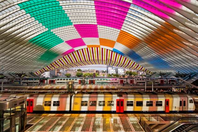 B_Liege-Guillemins_57.tif Bahnhof Liège-Guillemins, Architekt Santiago Calatrava mit der Installation von Daniel Buren Comme tombées du ciel, les couleurs in situ et en mouvement, Luettich, Belgien, Europa Copyright: xZoonar.com StefanxZiesex 20735750