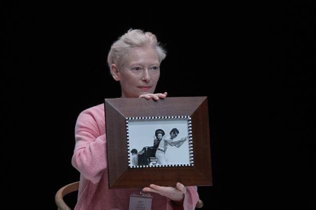 Bilder des Jahres 2023, Entertainment 12 Dezember Entertainment Themen der Woche KW50 Entertainment Bilder des Tages December 11, 2023, Athens, Greece: Britsh actress TILDA SWINTON holds a picture with Maria Callas and Pier Paolo Pasolini during a press conference at Onassis Culture Center in Athens. Oscar winner Tilda Swinton, in a ritual-like fashion show, starring costumes from Pasolini s iconic films: from TheÃ¢â‚¬Â¯Gospel According to St. MatthewÃ¢â‚¬Â and Arabian Nights toÃ¢â‚¬Â¯Ã¢â‚¬oeSaloÂ², or the 120 Days of Sodom. Athens Greece - ZUMAv62_ 20231211_zaf_v62_015 Copyright: xAristidisxVafeiadakisx