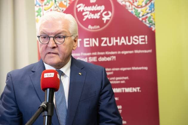 News Themen der Woche KW50 Bundespraesident Frank-Walter Steinmeier besucht am 11.12.2023 frauenspezifische Wohnungslosenprojekte des Sozialdienstes katholischer Frauen (SkF) in Berlin. Im Foto vom 11.12.2023: Frank-Walter Steimeier bei Housing First fuer Frauen. (Siehe epd-Meldung vom 11.12.2023) EDITORIAL USE ONLY *** Federal President Frank Walter Steinmeier visits women-specific homeless projects of the Catholic Womens Social Service SkF in Berlin on 11 12 2023 In the photo from 11 12 2023 Frank Walter Steimeier at Housing First for women See epd report from 11 12 2023 EDITORIAL USE ONLY Copyright: epd-bild HansxScherhaufer HSR64219