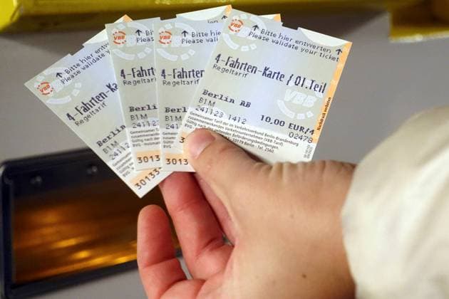 24.11.2023, Berlin, GER - Fahrscheine der Tarifzone Berlin AB in einer Hand. (4-Fahrten-Karte, Berlin, Berlin AB, Detail, Detailaufnahme, deutsch, Deutschland, Europa, europaeisch, Fahrausweise, Fahrkarten, Fahrscheine, Fahrtkosten, Hand, innen, Innenaufnahme, kaukasisch, Nahverkehr, oeffentlicher Personennahverkehr, Personenbefoerderung, QF, Querformat, Tariferhoehung, Tarifzone Alltag, Tickets, Verkehr, Westeuropa, Wirtschaft) 231124D837BERLIN.JPG *** 24 11 2023, Berlin, GER tickets of the tariff zone Berlin AB in one hand 4 trips card, Berlin, Berlin AB, detail, close-up, German, Germany, Europe, european, tickets, tickets, travel costs, hand, inside, interior, caucasian, local traffic, local public transport, passenger transport, QF, l