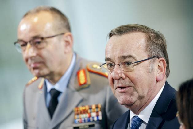 News Themen der Woche KW50 (L-R) Carsten Breuer, Generalinspekteur der Bundeswehr und Boris Pistorius (SPD), Bundesminister der Verteidigung, aufgenommen bei einem Bildtermin mit den Angehoerigen von Soldatinnen und Soldaten der Bundeswehr sowie Polizistinnen und Polizisten im Auslandseinsatz. Berlin, 11.12.2023. Berlin Deutschland *** L R Carsten Breuer, Inspector General of the Bundeswehr and Boris Pistorius SPD , Federal Minister of Defense, at a photo session with the families of Bundeswehr soldiers and police officers on deployment abroad Berlin, 11 12 2023 Berlin Germany Copyright: xThomasxTrutschelx