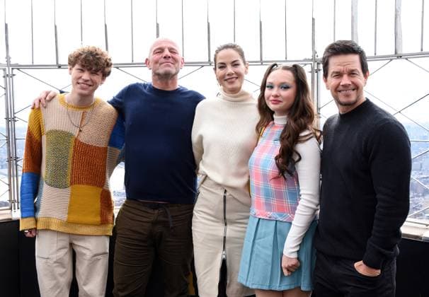 Entertainment Themen der Woche KW50 Entertainment Bilder des Tages NEW YORK, NY - DECEMBER 11: Van Crosby, Simon Cellan Jones, Michelle Monaghan, Zoe Colletti and Mark Wahlberg pictured as the cast of Apple TV+ The Family Plan promote the filmÕs premiere at the Empire State Building in New York City on December 11, 2023. Copyright: xMediaPunchx
