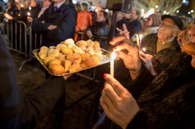 December 10, 2023, Rome, Italy: Sufganiot, the typical sweets of the Jewish holiday of Hanukkah, are distributed to participants during the Hanukkah celebration in Rome.Celebration of Hanukkah, the traditional Jewish holiday that commemorates the consecration of the Temple of Jerusalem after the Maccabees, Jewish warriors, miraculously defeated the powerful Greco-Syrian army, organized by the Chabad-Lubavitch Jewish Movement of Rome..Chabad, the Hebrew acronym for Wisdom, Understanding and Knowledge, is the international movement born from the Lubavitcher Jews two centuries ago. It is estimated that the members are more than 200 thousand and continually expanding. Their mission is to bring agnostic or non-practicing Jews closer to Orthodoxy - ZUMAv147 20231210_zip_v147_007 Copyright: xMarcelloxValerix