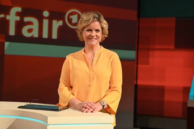 Journalistin Brigitte Büscher, seit 2001 ist sie die Zuschaueranwältin bei der ARD Polittalkshow hart aber fair, Frau Büscher nimmt dort die Zuschauermeinungen zu Themen der Sendung entgegen und präsentiert sie gegen Schluss dieser Sendung. Heute war sie zum letzten Mal in der Sendung zu sehen. *** Journalist Brigitte Büscher, since 2001 she has been the audience advocate on the ARD political talk show hart aber fair, Ms. Büscher takes the audiences opinions on the shows topics and presents them towards the end of the program Today was the last time she appeared on the show