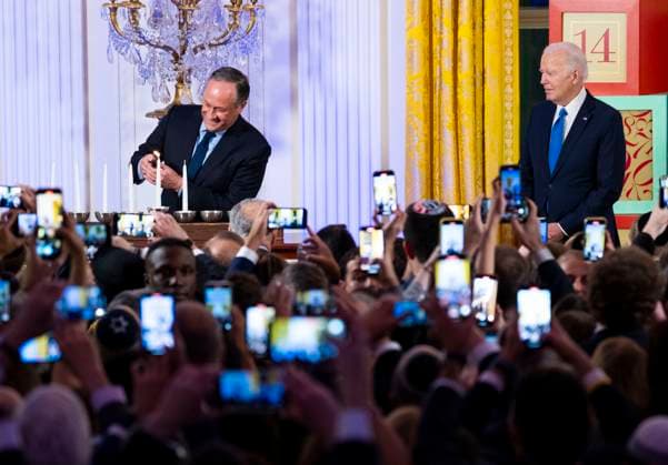 Bilder des Jahres 2023, News 12 Dezember News Themen der Woche KW50 United States President Joe Biden looks on as second gentleman Douglas Emhoff lights the menorah during a Hanukkah Holiday Reception in the East Room of the White House, Monday, Dec, 11, 2023. Copyright: xPoolxviaxCNPx MediaPunchx