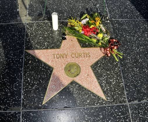 The Hollywood star of veteran actor Tony Curtis, who passed away today, is adorned with flowers from fans 45599, HOLLYWOOD, CALIFORNIA - Thursday September 30, 2010. The Hollywood star of veteran actor Tony Curtis, who passed away today, is adorned with flowers from fans. The Some Like It Hot actor died at the age of 85. , Credit:Koi Sojer, PacificCoastNews.com Avalon USA, Hollywood  Copyright: xKoixSojer,xPacificCoastNews.comx xAvalonx 0524548155