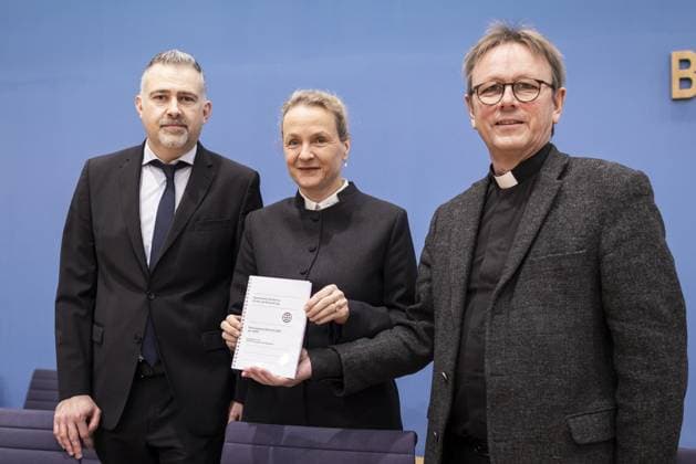 Bilder des Jahres 2023, News 12 Dezember News Themen der Woche KW50 (v.l.n.r.) Dr. Max Markus Mutschler, Vors. der Fachgruppe Ruestungsexporte der GKKE, Praelatin Dr. Anne Gidion, Ev. Vorsitzende der GKKE, und Praelat Dr. Karl Juesten, Kath. Vorsitzender der GKKE, Kommissariat der Deutschen Bischoefe, aufgenommen im Rahmen einer Bundespressekonferenz zum Ruestungsexportbericht 2023 der Gemeinsamen Konferenz Kirche und Entwicklung, in Berlin, 12.12.2023. Berlin Deutschland *** from left to right Dr Max Markus Mutschler, Chair of the Arms Exports Section of GKKE, Prelate Dr Anne Gidion, Evangelical Chair of GKKE, and Prelate Dr Karl Juesten, Catholic Chair of GKKE, Commissariat of the German Bishops, recorded during a federal press conference on the Arms Export Report 2023 of the Joint Conference Church and Copyright: xKiraxHofmannx