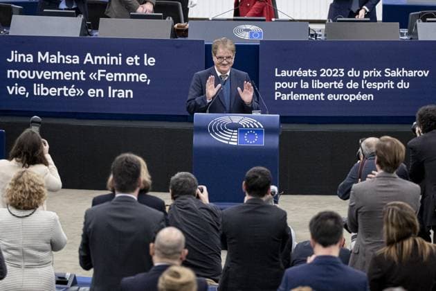 News Themen der Woche KW50 News Bilder des Tages CÃ rÃ monie du prix Sakharov du Parlement europÃ en Ã Strasbourg, dans l est de la France, le 12 dÃ cembre 2023. Le Parlement europÃ en a dÃ cernÃ le prix Sakharov, la plus haute distinction de l UE en matiere de droits, Ã Mahsa Amini, dÃ cÃ dÃ e en dÃ tention iranienne, et Ã la Â« femme, Le mouvement Vie, LibertÃ dÃ clenchÃ par sa mort. STRASBOURG, FRANCE - DECEMBER 12: ElyxandroCegarra Panoramic 