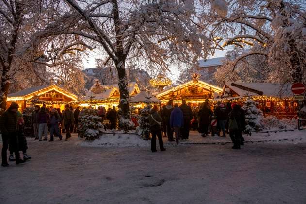 Muenchen, Haidhausen, der Haidhauser Weihnachtsmarkt am Weissenburger Platz, Schnee *** Munich, Haidhausen, the Haidhausen Christmas market on Weissenburger Platz, snow