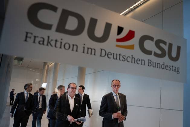 Statement vor der CDU CSU Fraktionssitzung des Bundestag Aktuell, 12.12.2023, Berlin, Friedrich Merz (CDU) gemeinsam mit Alexander Dobrindt (CSU) bei ihrem Statement im Vorfeld der Fraktionssitzung der CDU und CSU Bundestagsfraktion im Reichstagsgebaeude Berlin Berlin Deutschland *** Statement before the CDU CSU parliamentary group meeting of the Bundestag Current, 12 12 2023, Berlin, Friedrich Merz CDU together with Alexander Dobrindt CSU during their statement in the run-up to the parliamentary group meeting of the CDU and CSU Bundestag parliamentary groups in the Reichstag building Berlin Berlin Germany