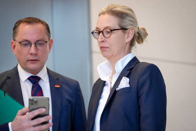 Statement der AfD Fraktion vor der Fraktionssitzung Aktuell, 12.12.2023, Berlin, Dr. Alice Weidel gemeinsam mit Tino Chrupalla bei ihrem Statement im Vorfeld der Fraktionssitzung der AfD Bundestagsfraktion im Reichstagsgebaeude Berlin Berlin Deutschland *** Statement by the AfD parliamentary group ahead of the parliamentary group meeting Current, 12 12 2023, Berlin, Dr Alice Weidel together with Tino Chrupalla during her statement ahead of the parliamentary group meeting of the AfD Bundestag parliamentary group in the Reichstag building Berlin Berlin Germany