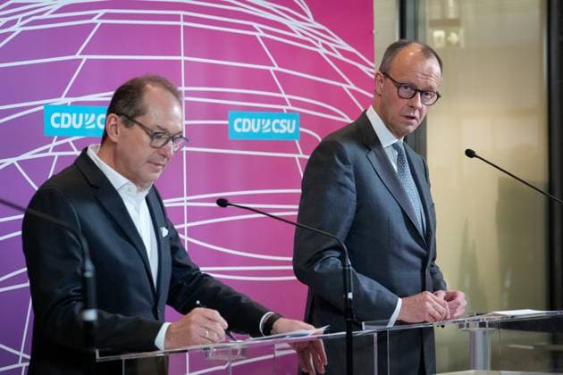 Statement vor der CDU CSU Fraktionssitzung des Bundestag Aktuell, 12.12.2023, Berlin, Friedrich Merz (CDU) gemeinsam mit Alexander Dobrindt (CSU) bei ihrem Statement im Vorfeld der Fraktionssitzung der CDU und CSU Bundestagsfraktion im Reichstagsgebaeude Berlin Berlin Deutschland *** Statement before the CDU CSU parliamentary group meeting of the Bundestag Current, 12 12 2023, Berlin, Friedrich Merz CDU together with Alexander Dobrindt CSU during their statement in the run-up to the parliamentary group meeting of the CDU and CSU Bundestag parliamentary groups in the Reichstag building Berlin Berlin Germany