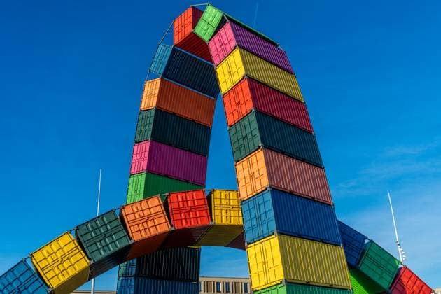 Creative Highlights World Le Havre, France - December 6, 2023: Catene de Container sculpture in Le Havre in France. Landmark of Le Havre at the city s harbor *** Catene de Container Skulptur in Le Havre in Frankreich. Wahrzeichen von Le Havre am Hafen der Stadt