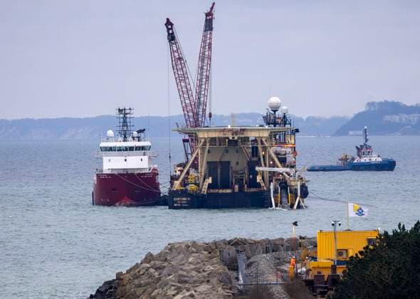 News Themen der Woche KW50 News Bilder des Tages LNG-Pipeline Ruegen ist fast fertig Das Pipeline-Verlegeschiff Castoro 10 (r.) baut die letzten Meter der LNG-Pipeline am Hafen Mukran (Landkreis Vorpommern-Ruegen). Gegenwaertig erfolgt der Rohreinzug am Mukraner Mikrotunnel. Durch die etwa 50 Kilometer lange Ostsee-Anbindungsleitung (OAL) soll Fluessiggas vom LNG-Terminal in Mukran auf der Insel Ruegen zum Gasknotenpunkt Lubmin gepumpt und in das deutsche Fernleitungsnetz eingespeist werden. Mukran Mecklenburg-Vorpommern Deutschland *** LNG Pipeline Ruegen is almost finished The pipeline laying vessel Castoro 10 r is building the last meters of the LNG pipeline at the port of Mukran County of Western Pomerania Ruegen The pipe is currently being pulled in at the Mukran microtunnel The a