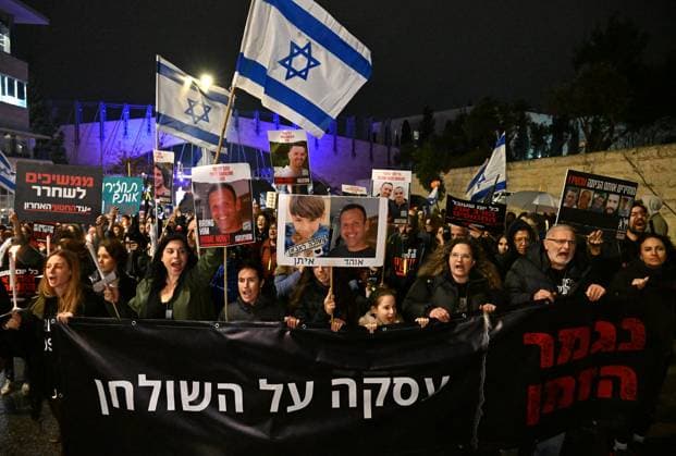 News Themen der Woche KW50 News Bilder des Tages Families of Israeli hostages carry torches and photos of loved ones held captive by Hamas in Gaza, on a march to the Knesset, the Parliament, in Jerusalem, on Tuesday, December 12, 2023.  JER2023121208 DEBBIExHILL