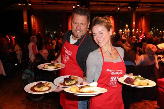 Bilder des Jahres 2023, Entertainment 12 Dezember Entertainment Themen der Woche KW50 Entertainment Bilder des Tages Koch Mike Süsser und Schauspielerin Rhea Harder helfen ehrenamtlich mit, Mehr als eine warme Mahlzeit, Charity-Veranstaltung in der Fischauktionshalle Hamburg für Bedürftige und Obdachlose HamburgerInnen, Hamburg 12.12.2023 *** Chef Mike Süsser and actress Rhea Harder help out on a voluntary basis, More than a hot meal, charity event in the Fischauktionshalle Hamburg for needy and homeless Hamburg residents, Hamburg 12 12 2023