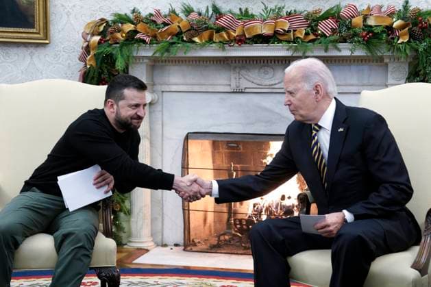 News Themen der Woche KW50 News Bilder des Tages President Joe Biden shakes hands with Ukrainian President Volodymyr Zelensky as they meet in the Oval Office of the White House in Washington, DC on Tuesday, December 12, 2023.  WASP20231212115 YurixGripas