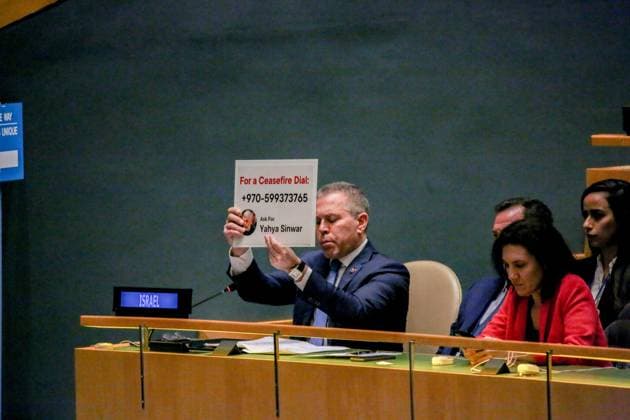 Bilder des Jahres 2023, News 12 Dezember News Themen der Woche KW50 News Bilder des Tages New York, UN-Generalversammlung - Resolution für Waffenstillstand in Gaza December 12, 2023, New York, New York, United States: Permanent Representative of Israel to the UN, GILAD ERDAN, speaks in the General Assembly Hall during an emergency special session on the vote and demand an immediate cease fire in Gaza. .ERDAN held up a sign with Hamas LeaderÃ¢â‚¬â ¢s name, YAHYA SINWAR and a telephone number for asking for ceasefire, and continuing that Israel are against a ceasefire as Hamas Ã¢â‚¬oewill stay in powerÃ¢â‚¬Â and that Israel Ã¢â‚¬oecannot let that happenÃ¢ New York United States - ZUMAo116 20231212_znp_o116_006 Copyright: xBiancaxOterox