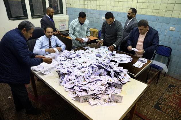 Bilder des Jahres 2023, News 12 Dezember News Themen der Woche KW50 News Bilder des Tages Präsidentschaftswahlen in Ägypten - Auszählung Präsidentschaftswahlen in Ägypten (231212) -- CAIRO, Dec. 12, 2023 -- Staff members count ballots following the conclusion of the voting in Egypt s presidential election at a polling station in Cairo, Egypt, on Dec. 12, 2023. Egypt concluded on Tuesday the three-day voting in the presidential election as the vote-counting process started immediately, according to the National Election Authority (NEA). ) EGYPT-CAIRO-PRESIDENTIAL ELECTION-VOTING-CONCLUDING AhmedxGomaa 