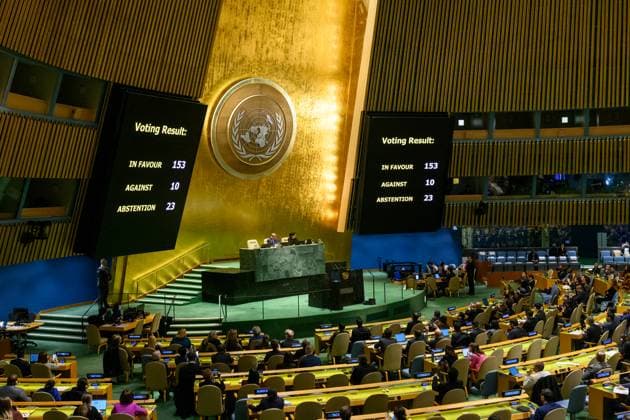 Bilder des Jahres 2023, News 12 Dezember News Themen der Woche KW50 News Bilder des Tages New York, UN-Generalversammlung - Resolution für Waffenstillstand in Gaza (231213) -- UNITED NATIONS, Dec. 13, 2023 -- Voting results are displayed during an emergency special session held at the UN headquarters in New York on Dec. 12, 2023. The UN General Assembly on Tuesday afternoon adopted a resolution demanding an immediate humanitarian ceasefire in Gaza. Member states voted down two amendments making specific reference to extremist group Hamas, with 153 supporting the draft resolution, 10 against and 23 countries abstaining. ( Handout via Xinhua) UN-GAZA-IMMEDIATE HUMANITARIAN CEASEFIRE-RESOLUTION-ADOPTION LoeyxFelipe UNxPhoto 