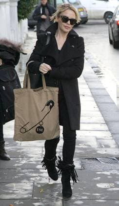 Australian singer Kylie Minogue carries a Yves Saint Laurent tote bag as she leaves her home in Mayfair 47626, LONDON, UNITED KINGDOM - Thursday November 18, 2010. Australian singer Kylie Minogue carries a Yves Saint Laurent tote bag as she leaves her home in Mayfair. , Credit:Will Groves, PacificCoastNews.com Avalon UK, London  Copyright: xWillxGroves,xPacificCoastNews.comx xAvalonx 0524630997