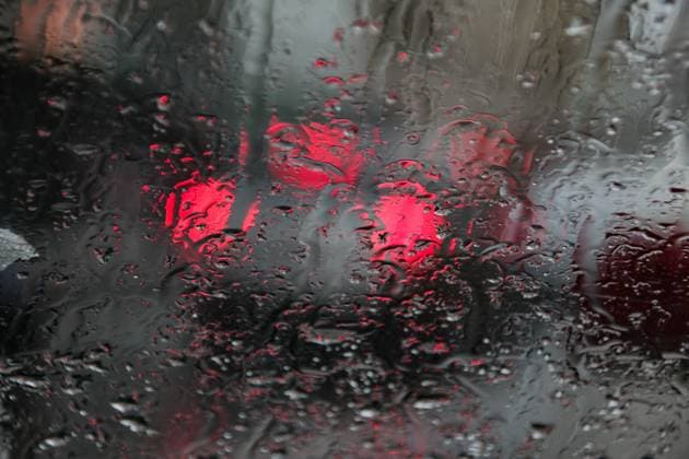 rücklichter von autos durch eine regennasse autoscheibe fotografiert rücklichter von autos durch eine regennasse autoscheibe fotografiert *** taillights of cars photographed through a rain-soaked windshield taillights of cars photographed through a rain-soaked windshield