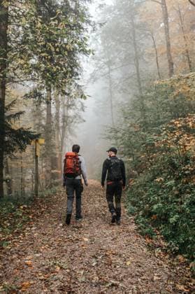 Creative Highlights Symbolbilder Two Adventurous Men Hiking on Misty Mountain Trails Tegernsee, Bavaria, Germany CR_NIMA231212-1303150-01 ,model released, Symbolfoto