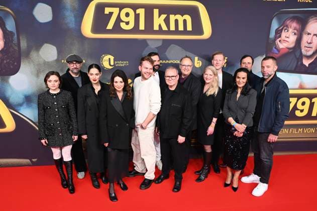Bilder des Jahres 2023, Entertainment 12 Dezember Entertainment Themen der Woche KW50 Nilam Farooq, Tobi Baumann, Iris Berben, Ben Münchow, Lena Urzendowsky, Joachim Krol, Alexander Beyer, Cast und Crew bei der Weltpremiere des Kinofilms 791 km im Mathäser Filmpalast. München, 12.12.2023 *** Nilam Farooq, Tobi Baumann, Iris Berben, Ben Münchow, Lena Urzendowsky, Joachim Krol, Alexander Beyer, cast and crew at the world premiere of the movie 791 km at Mathäser Filmpalast Munich, 12 12 2023 Foto:xR.xHeinex xFuturexImagex 791km_muenchen_3231
