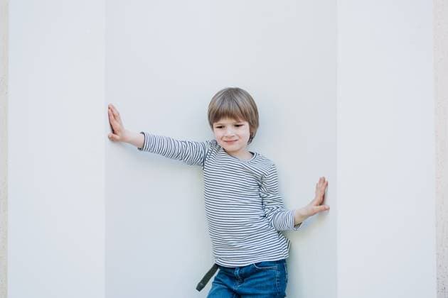 Creative Highlights Symbolbilder Kid having fun at the white wall Gomel, Gomel Region, Belarus R_PJWUOI220215-927997-01 ,model released, Symbolfoto