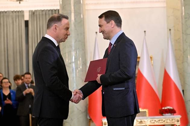 RECORD DATE NOT STATED 13.12.2023 WARSZAWA ZAPRZYSIEZENIE RZADU DONALDA TUSKA NOWY RZAD UROCZYSTOSC ZAPRZYSIEZENIA W PALACU PREZYDENCKIM N Z RADOSLAW SIKORSKI ANDRZEJ DUDA FOT DAMIAN BURZYKOWSKI NEWSPIX.PL 13 12 2023 WARSAW OATH OF THE GOVERNMENT OF PRIME MINISTER DONALD TUSK NEW GOVERNMENT IN POLAND AT THE PRESIDENTIAL PALACE --- Newspix.pl  DB131223_044