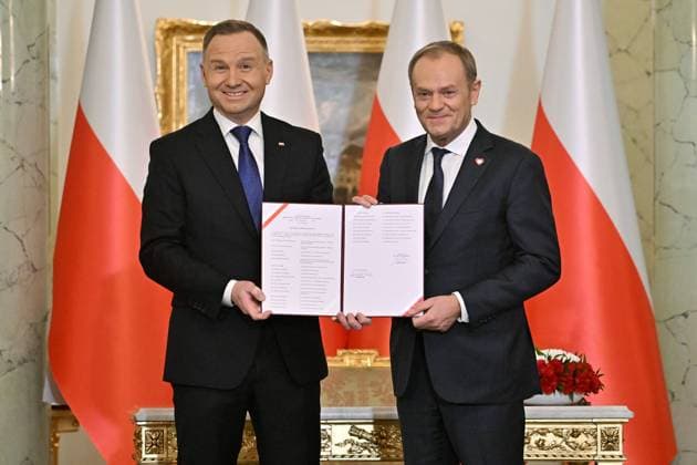 News Themen der Woche KW50 News Bilder des Tages Polen, Vereidigungszeremonie der neuen Regierung in Warschau RECORD DATE NOT STATED 13.12.2023 WARSZAWA ZAPRZYSIEZENIE RZADU DONALDA TUSKA NOWY RZAD UROCZYSTOSC ZAPRZYSIEZENIA W PALACU PREZYDENCKIM N Z ANDRZEJ DUDA DONALD TUSK FOT DAMIAN BURZYKOWSKI NEWSPIX.PL 13 12 2023 WARSAW OATH OF THE GOVERNMENT OF PRIME MINISTER DONALD TUSK NEW GOVERNMENT IN POLAND AT THE PRESIDENTIAL PALACE --- Newspix.pl  DB131223_121