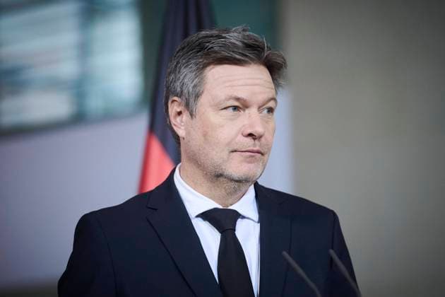 Berlin, Pressestatements von Bundeskanzler Scholz, Bundesminister Habeck und Bundesminister Lindner Olaf Scholz (Bundeskanzler, SPD), Christian Lindner (Bundesminister der Finanzen, Vizekanzler, FDP) und Robert Habeck (Bundesminister für Wirtschaft und Klimaschutz, Vizekanzler, Bündnis 90 Die Grünen) geben am 13.12.2023 ein gemeinsames Pressestatement im Bundeskanzleramt in Berlin ab. Im Bild: Robert Habeck Berlin Bundeskanzleramt Berlin Deutschland *** Berlin, Press statements by Federal Chancellor Scholz, Federal Minister Habeck and Federal Minister Lindner Olaf Scholz Federal Chancellor, SPD , Christian Lindner Federal Minister of Finance, Vice-Chancellor, FDP and Robert Habeck Federal Minister of Economics and Climate Protection, Vice-