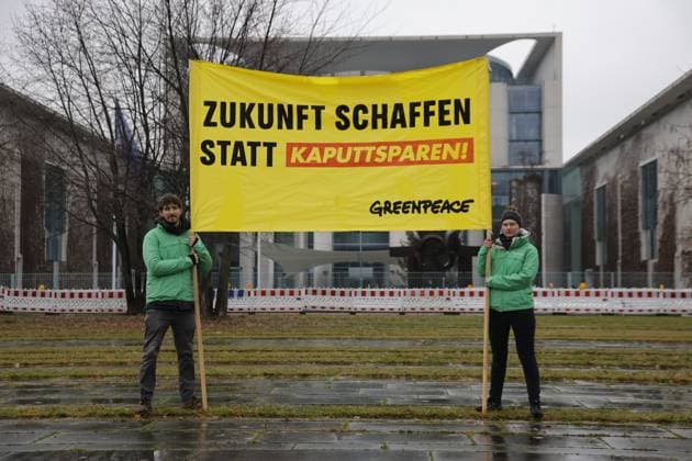 News Themen der Woche KW50 News Bilder des Tages Deutschland, Berlin, Greenpeace Demonstration vor dem Bundeskanzleramt *** Germany, Berlin, Greenpeace demonstration in front of the Federal Chancellery