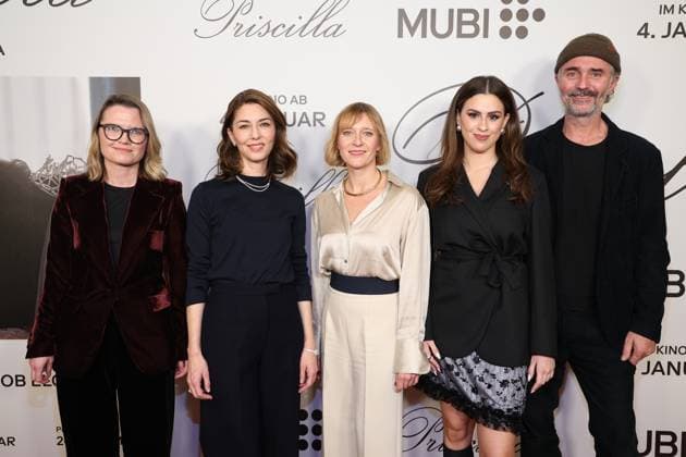 Entertainment Themen der Woche KW50 Berlin - Premiere PRISCILLA im Delphi Kino Natalie Ralph, Sofia Copolla, Lysann Windisch, Salwa Houmsi, Michael Weber Berlin - Premiere PRISCILLA im Delphi Kino Berlin *** Berlin Premiere PRISCILLA at Delphi Kino Natalie Ralph, Sofia Copolla, Lysann Windisch, Salwa Houmsi, Michael Weber Berlin Premiere PRISCILLA at Delphi Kino Berlin Copyright: xEventpressxFuhrx
