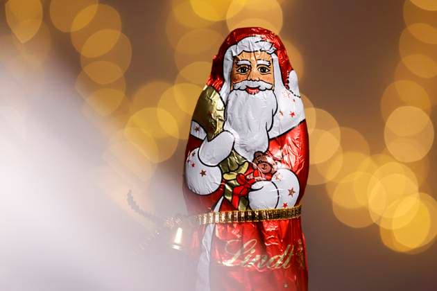 Ein Schoko-Weihnachtsmann der Chocoladefabriken Lindt & Sprüngli AG. Ernteausfälle bei Kakao in Westafrika führen zu Weihnachten hierzulande zu steigenden Schokoladenpreisen. (Themenbild, Symbolbild) Köln, 13.12.2023 NRW Deutschland *** A chocolate Santa Claus from Chocoladefabriken Lindt Sprüngli AG Cocoa crop failures in West Africa lead to rising chocolate prices in Germany at Christmas Theme picture, symbolic image Cologne, 13 12 2023 NRW Germany Copyright: xChristophxHardtx