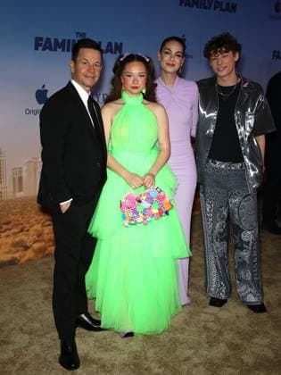 Entertainment Themen der Woche KW50 Entertainment Bilder des Tages 13 December 2023 - Las Vegas, NV - Mark Wahlberg, Zoe Colletti, Michelle Monaghan, Van Crosby. Red Carpet World Premiere of the Apple Original Film The Family Plan at The Chelsea at The Cosmopolitan of Las Vegas. Photo Credit: MJT AdMedia 299829 2023-12-13 NV Las Vegas Etats-Unis  Copyright: xAdMediax STAR_299829_028