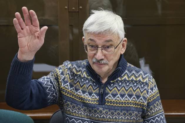 News Themen der Woche KW50 RUSSIA, MOSCOW - DECEMBER 14, 2023: Oleg Orlov, co-founder of the Memorial Russian human rights organization (declared a foreign agent in Russia and shut down upon court order), appears at a hearing into an appeal by his lawyers against his sentence in the case of repeated discrediting of the Russian military, at the Moscow City Court. Alexander Shcherbak TASS  65743850