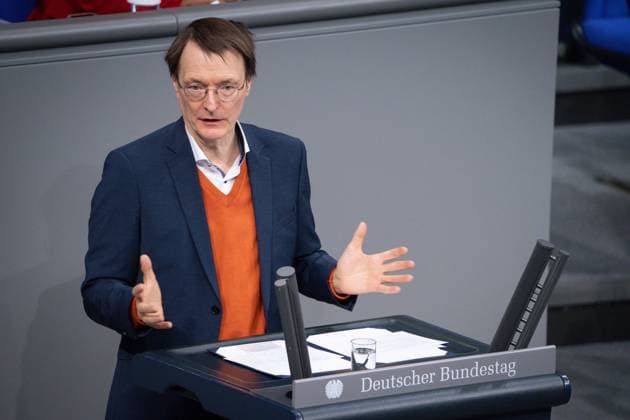 News Themen der Woche KW50 Deutscher Bundestag, 144. Plenarsitzung Karl Lauterbach Bundesgesundheitsminister (SPD) im Portrait bei seiner Rede zum Tagesordnungspunkt Digitalisierung im Gesundheitswesen bei der 144. Sitzung des Deutschen Bundestag in Berlin, 14.12.2023 Berlin Berlin Deutschland *** German Bundestag, 144th plenary session Karl Lauterbach Federal Minister of Health SPD in portrait during his speech on the agenda item Digitalization in healthcare at the 144th session of the German Bundestag in Berlin, 14 12 2023 Berlin Berlin Germany