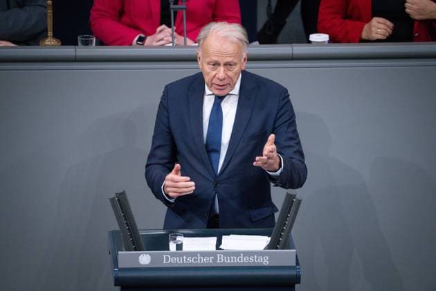 News Themen der Woche KW50 News Bilder des Tages Deutscher Bundestag, 144. Plenarsitzung Juergen Trittin (Gruene) im Portrait bei seiner letzten Rede im Deutschen Bundestag zum Tagesordnungspunkt Halbzeit der Wahlperiode bei der 144. Sitzung des Deutschen Bundestag in Berlin, 14.12.2023 Berlin Berlin Deutschland *** German Bundestag, 144th plenary session Juergen Trittin Gruene in portrait during his last speech in the German Bundestag on the agenda item mid-term of the legislative period at the 144th session of the German Bundestag in Berlin, 14 12 2023 Berlin Berlin Germany