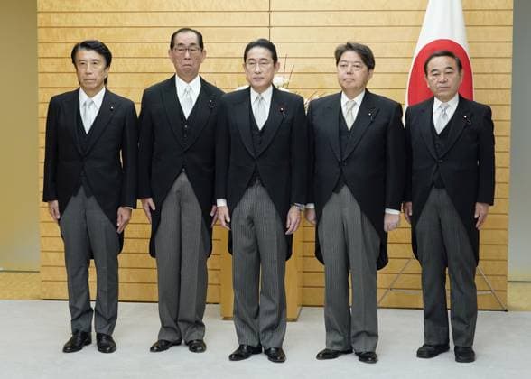 News Themen der Woche KW50 News Bilder des Tages Japan s new ministers Japan s four newly appointed Cabinet ministers -- economic minister Ken Saito (far L), internal affairs minister Takeaki Matsumoto (2nd from L), Chief Cabinet Secretary Yoshimasa Hayashi (2nd from R) and farm minister Tetsushi Sakamoto (far R) pose for a photo at the premier s office in Tokyo on Dec. 14, 2023, together with Prime Minister Fumio Kishida (C) after attending an attestation ceremony with Emperor Naruhito at the Imperial Palace.  A14AA0002238108P