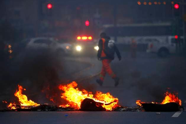 Valparaiso, 14 de diciembre de 2023 Protesta de trabajadores portuarios en Avenida Errazuriz Sebastian Cisternas Aton Chile, Valparaiso Chile Aton_857870 *** Valparaiso, December 14, 2023 Dockworkers protest on Errazuriz Avenue Sebastian Cisternas Aton Chile, Valparaiso Chile Aton 857870  Copyright: SEBASTIANxCISTERNAS ATONxCHILE