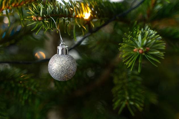 Augsburg, Bavaria, Germany - December 13, 2023: Christmas baubles and ornaments on a Christmas tree at Christmas *** Christbaumkugel und Schmuck an einem Weihnachtsbaum zu Weihnachten