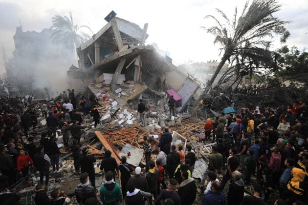 Bilder des Jahres 2023, News 12 Dezember News Themen der Woche KW50 News Bilder des Tages (231214) -- RAFAH, Dec. 14, 2023 -- People conduct rescue work amid the rubble of buildings after an Israeli airstrike in the southern Gaza Strip city of Rafah, on Dec. 14, 2023. At least 111 Palestinians were killed and dozens of others wounded in Israeli attacks on the Gaza Strip on Thursday, Gaza s Health Ministry said. (Photo by Xinhua) (FOCUS) MIDEAST-GAZA-RAFAH-AIRSTRIKE YasserxQudih 