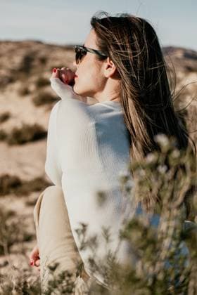Creative Highlights Symbolbilder MR_ID17830_15749_MariaPilarAgudo.jpg Back view of a pensive woman looks out across the vast expanse of the Monegros Desert in Spain, embodying tranquility Model Released AlexBascuas_ID17830_537945_002 Copyright: xAlexxBascuasx RECORD DATE NOT STATED