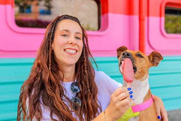 MR_ID15778_15542_AlbaMillan.jpg, MR_ID15778_14570_MariaLopez.jpg, MR_ID15778_14569_AlbaMillan.jpg Portrait of happy Caucasian young brunette woman feeding dog with ice cream popsicle against blurred background Model Released AlfonsoSaenz_ID15778_480247_040 Copyright: xAlfonsoxSaenzx